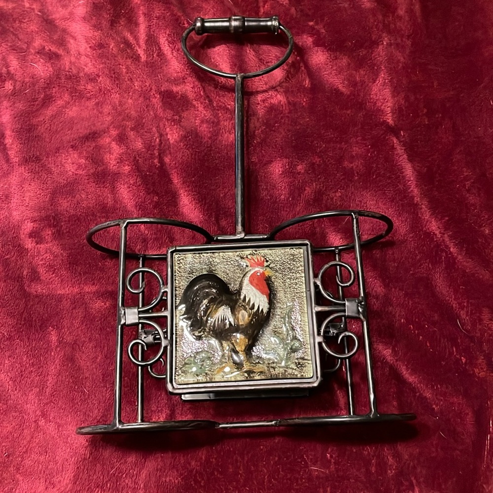 Metal double wine rack w/resin rooster tile, scrolled design & top handle